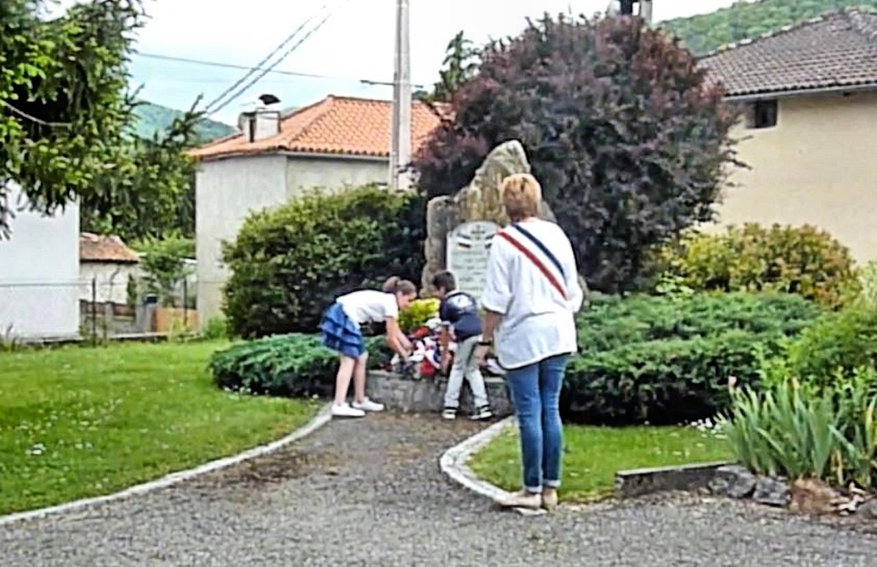 Les enfants déposent la gerbe